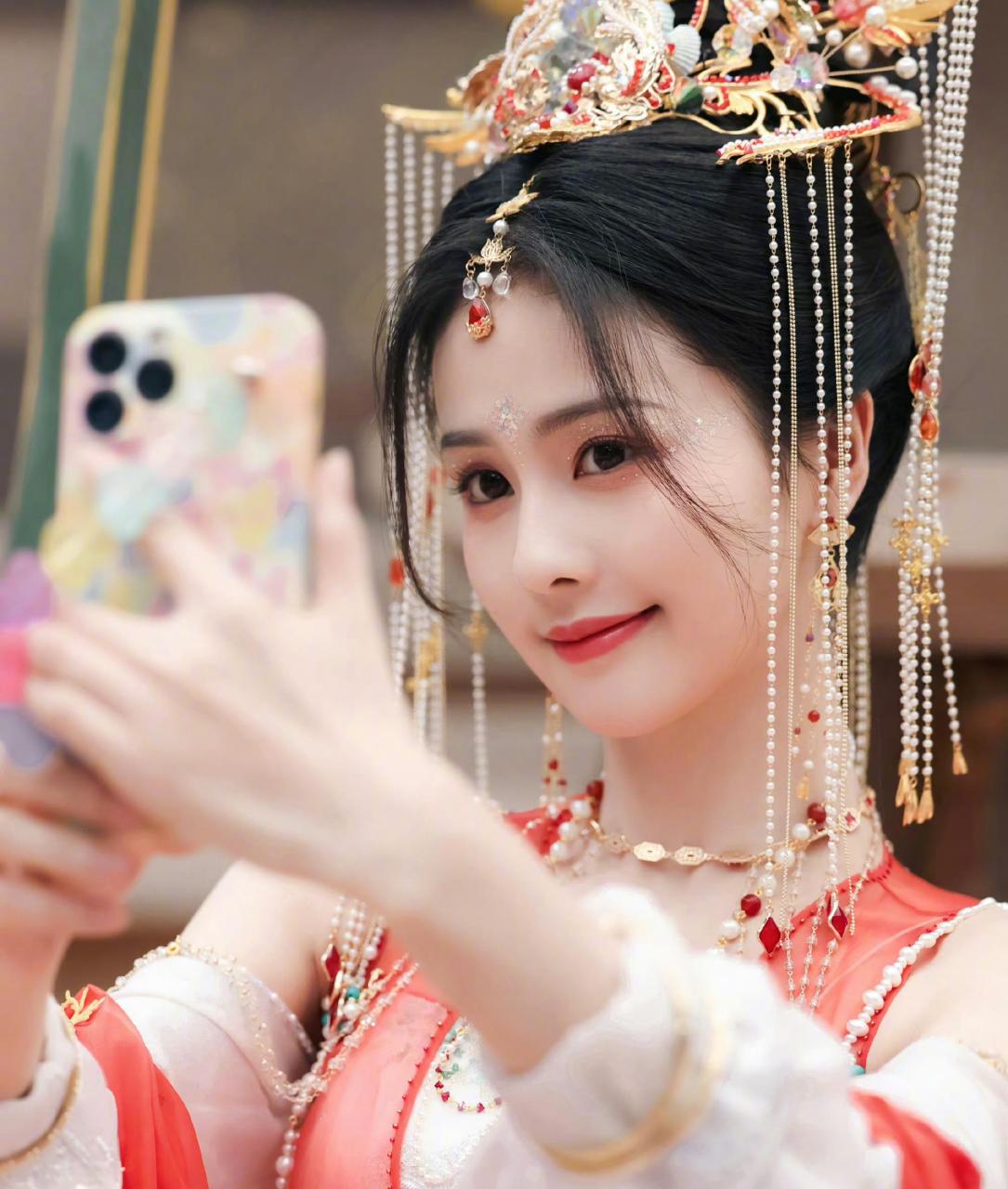 昕鲜事##白鹿晒桑酒自拍#经典唯美的古风造型,可爱灵动活泼少女,拼