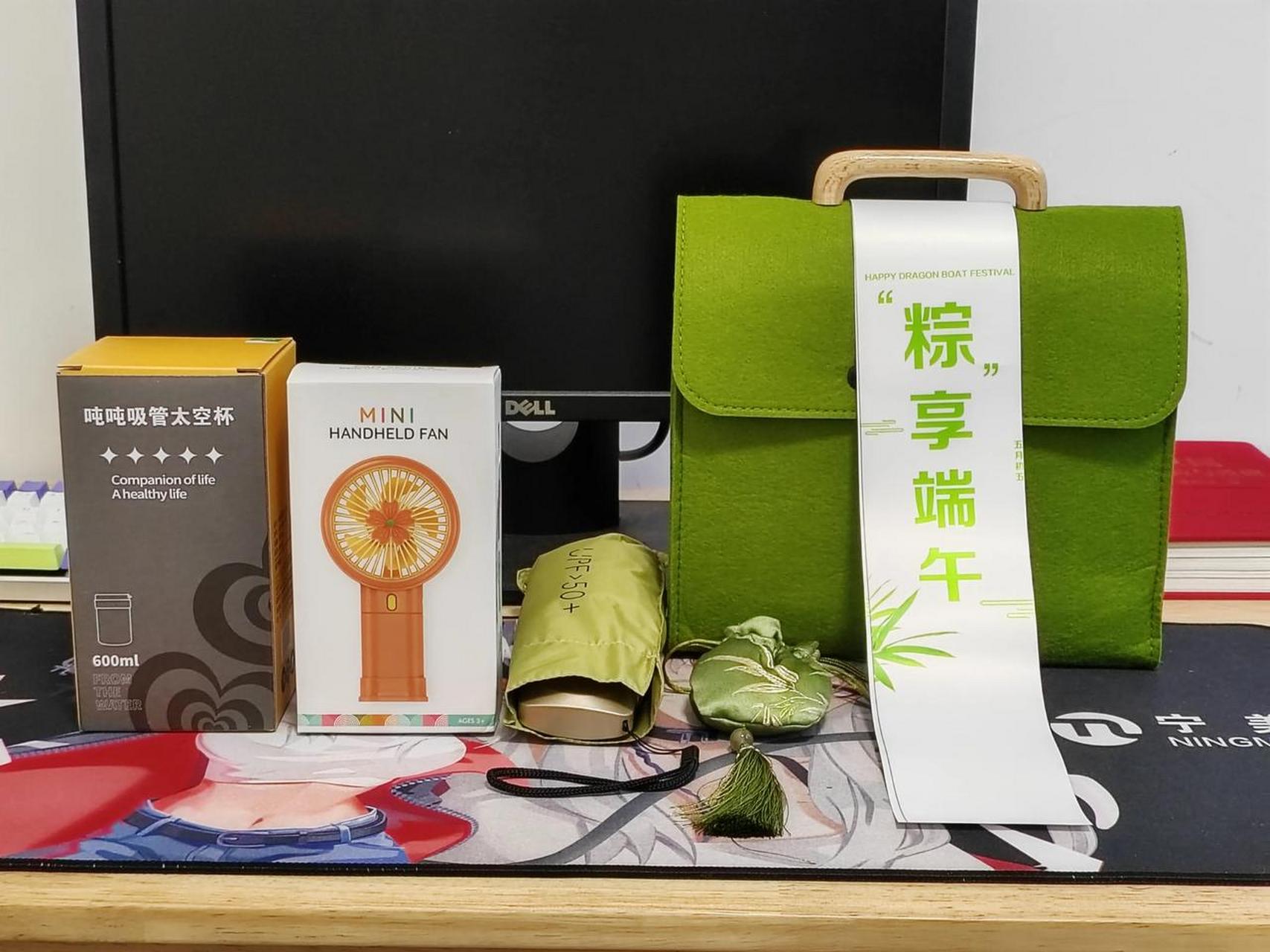 今天收到华为端午礼盒  绿色小提包,口袋伞,吨吨杯,小电风扇,艾草香囊
