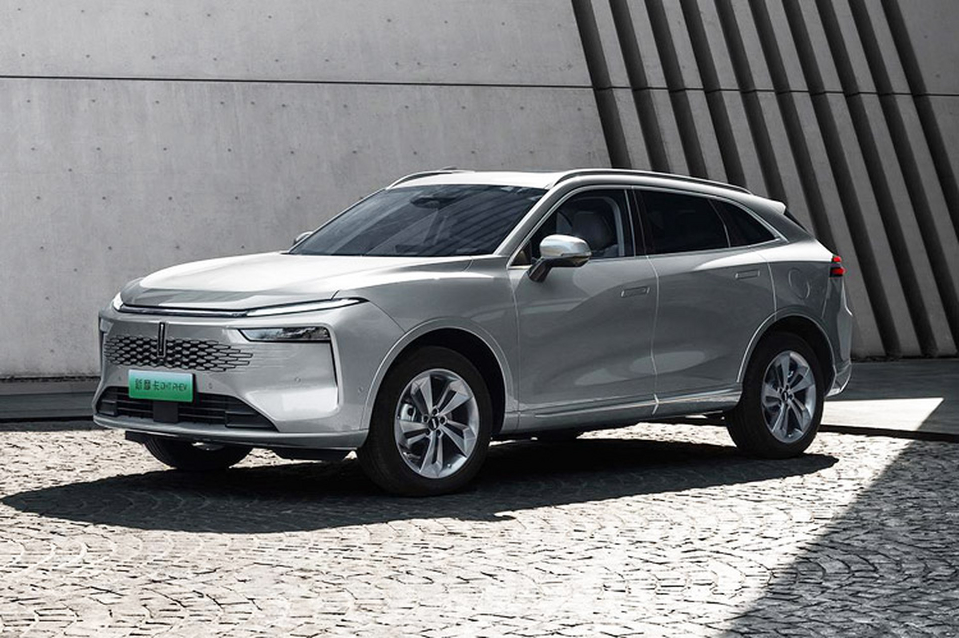 近日,新款魏牌摩卡dht-phev正式亮相,新车在设计上做出了较大调整