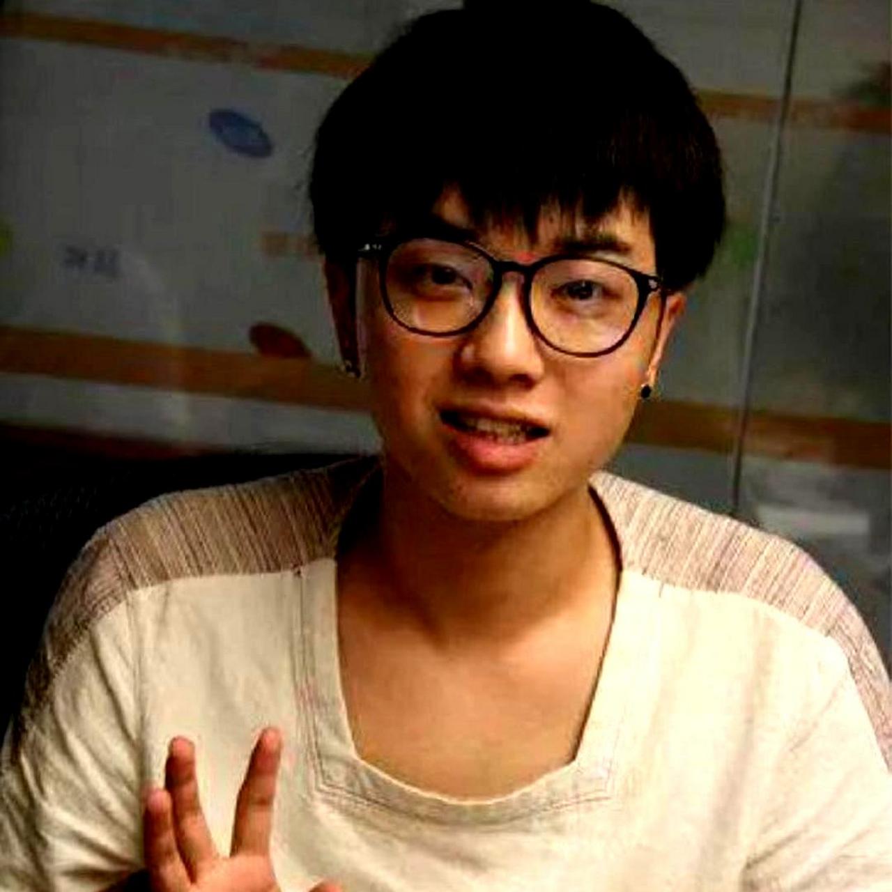 华晨宇的整容前后照片对比,呈现出明显的差异.