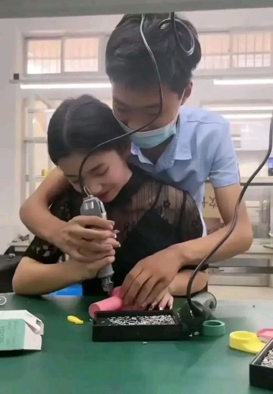 队长太热情了,手把手教新员工.[大笑][大笑]#搞笑