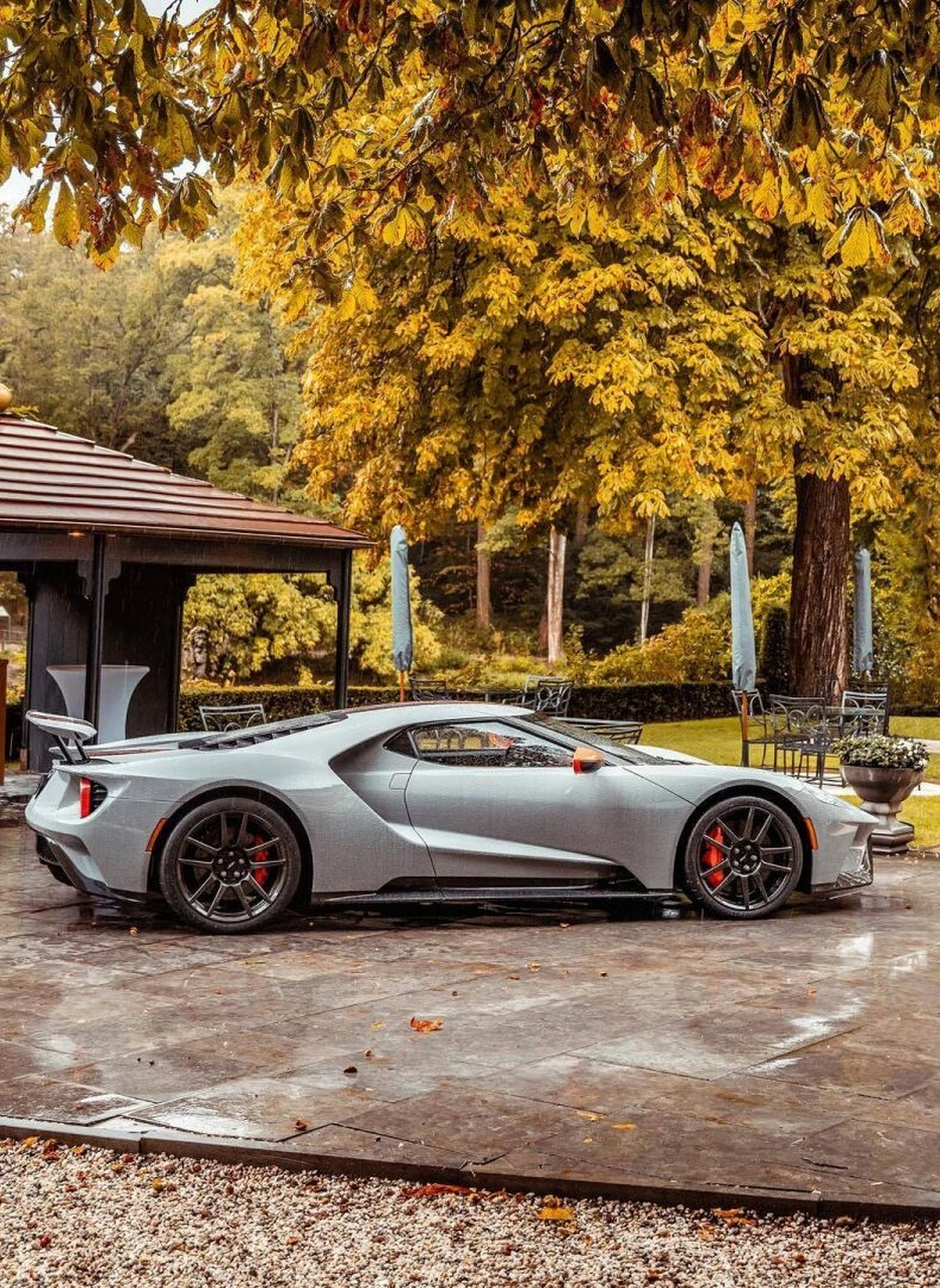 极速王者:福特gt超级跑车 福特gt是一款中置后驱超级跑车,它以强大的