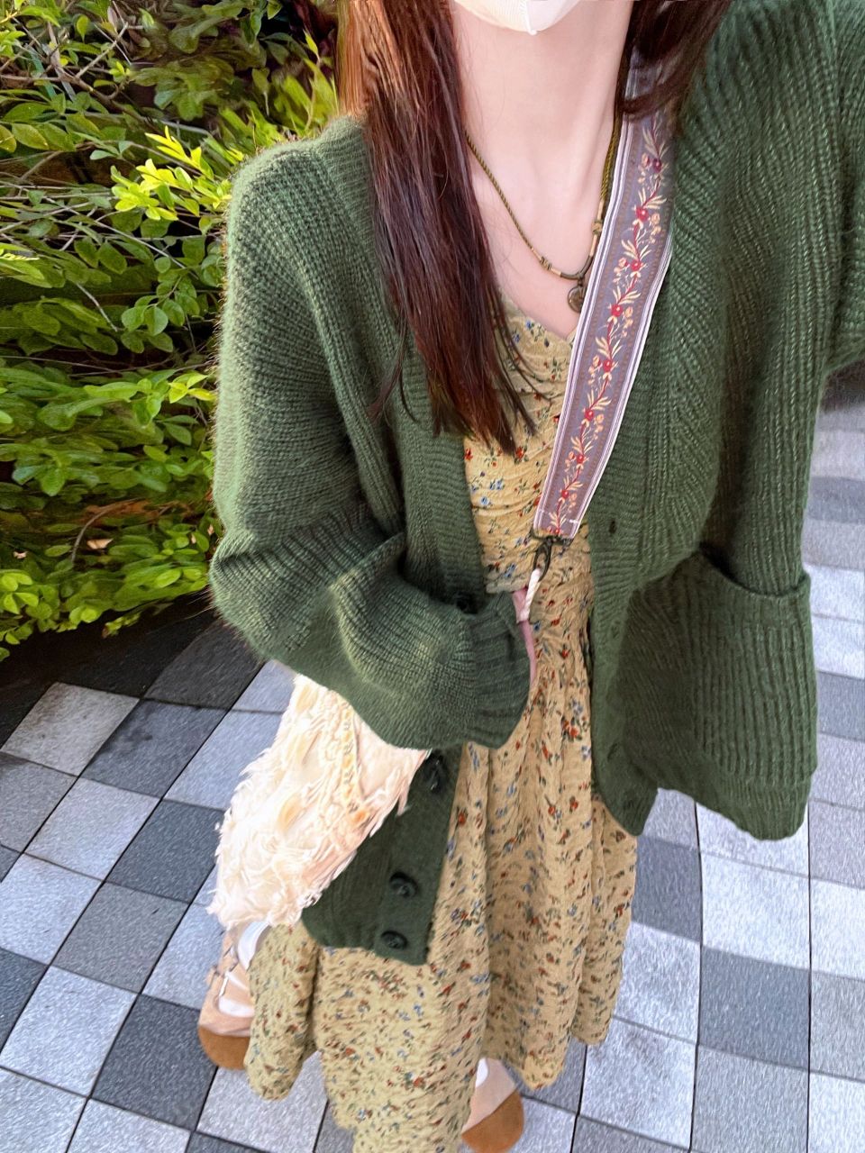 好喜欢这种花花绿绿的衣服  绿绿黄黄色的小碎花,仿佛是春日里绽放的