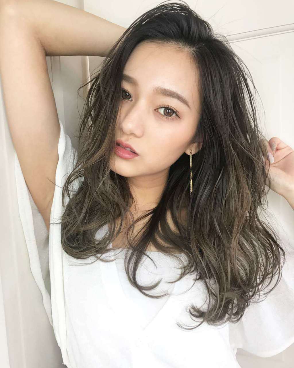 风情万种的波浪卷发,也是长发妹子们最喜欢的发型,搭配棕色系的发色