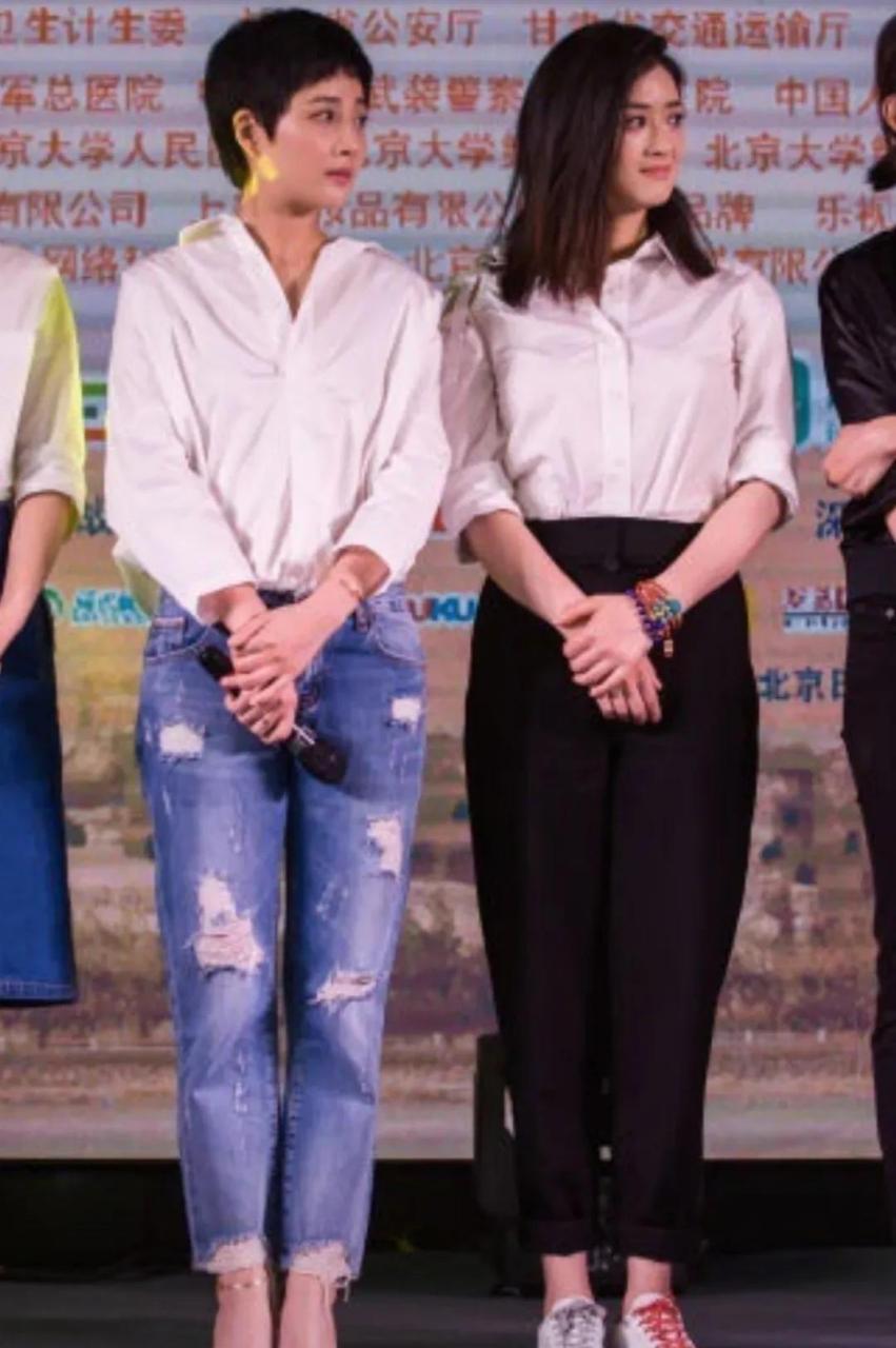 gif创作人# 殷桃与蒋欣,刘涛,白百何同框活动,短发的殷桃看着好颐们