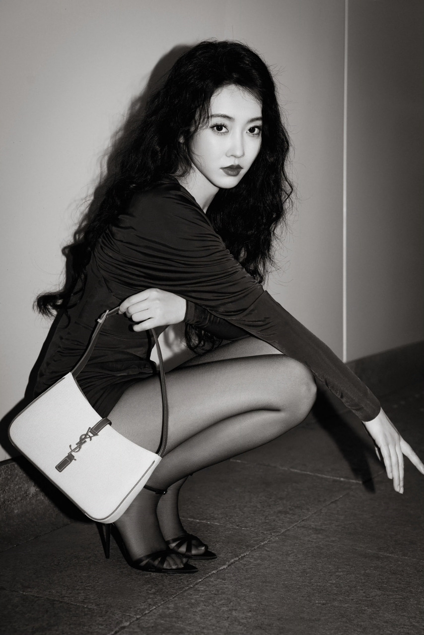宣璐   黑白时尚大片   黑丝加一字带高跟鞋太绝了[鲜花]