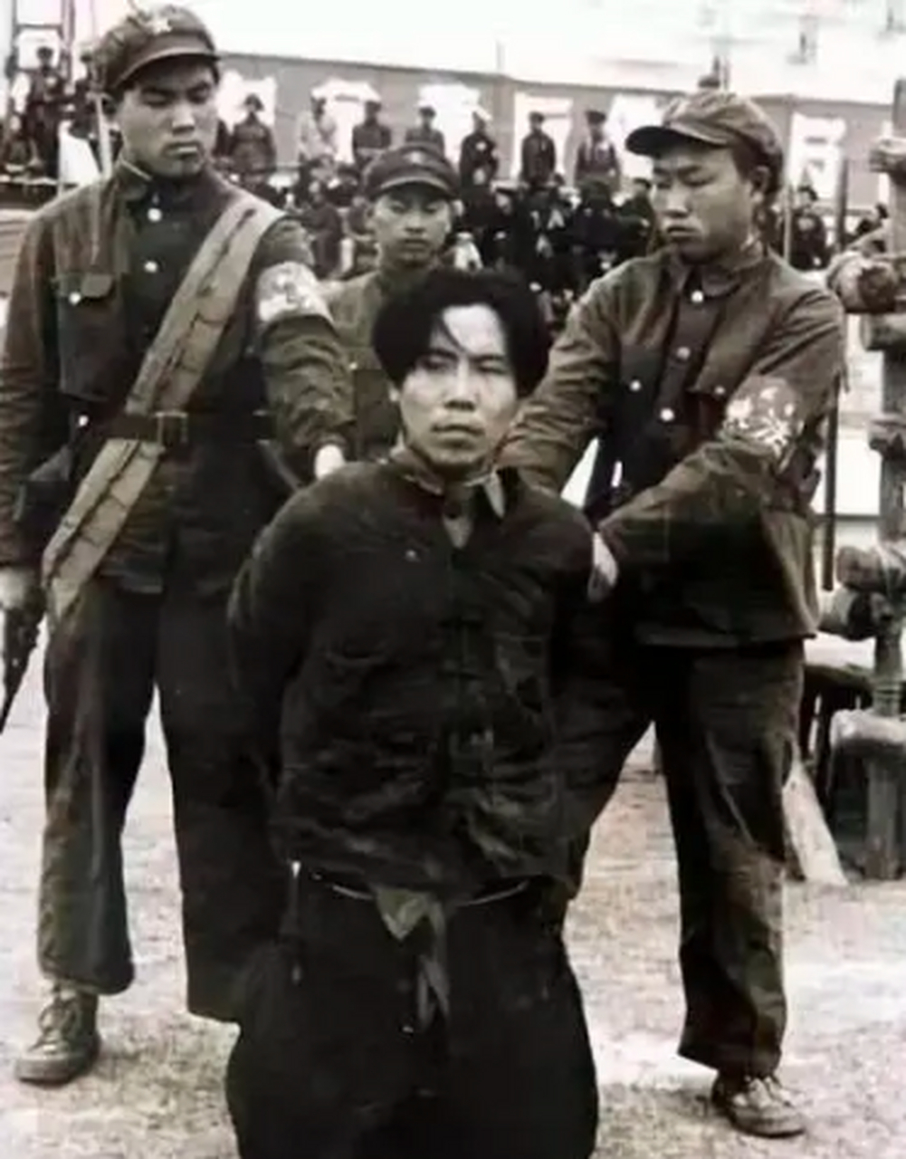1954年,军统大飞贼段云鹏被捕,他被几名战士押解,还一脸的不服气