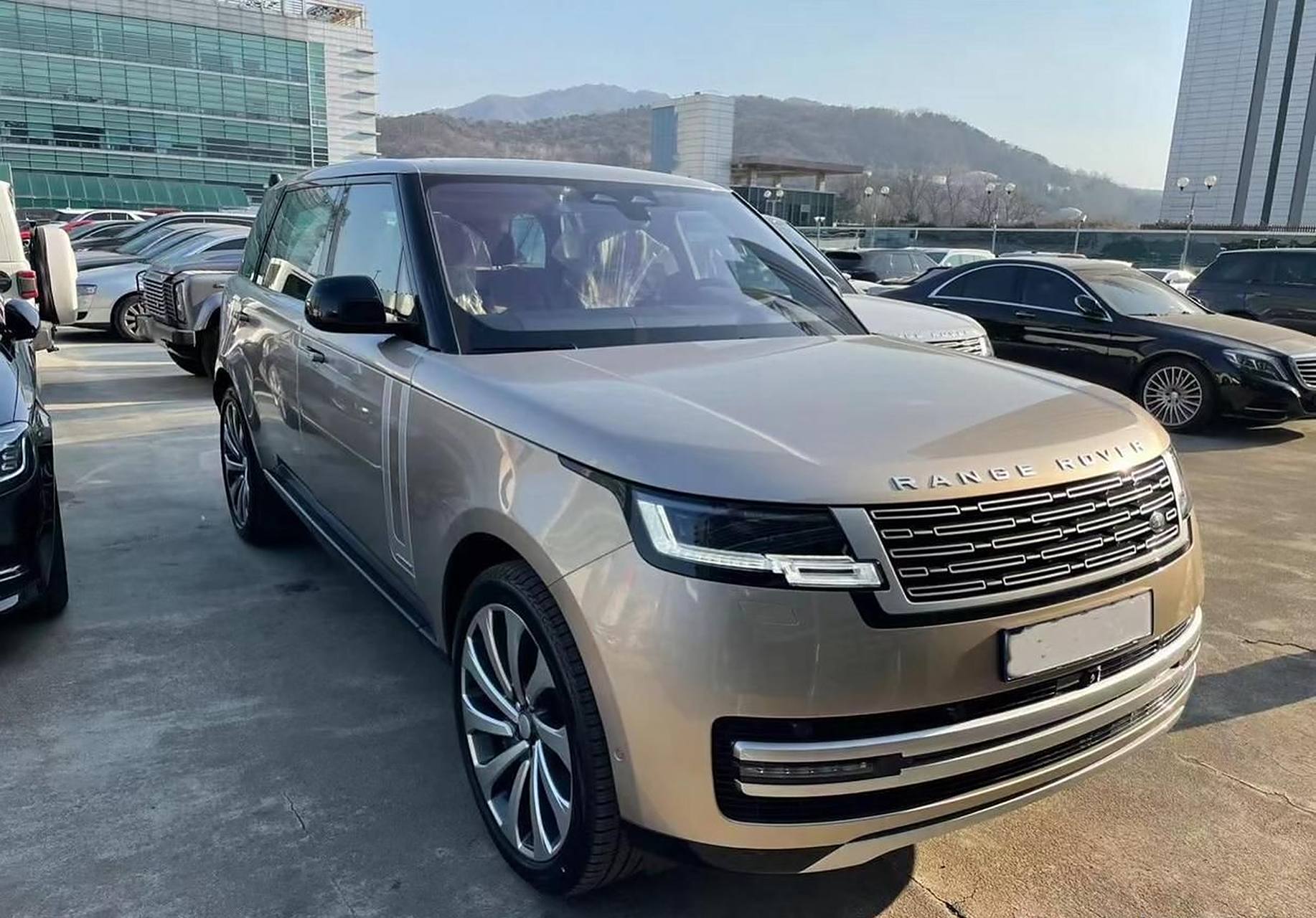 23款 路虎揽胜创世加长版