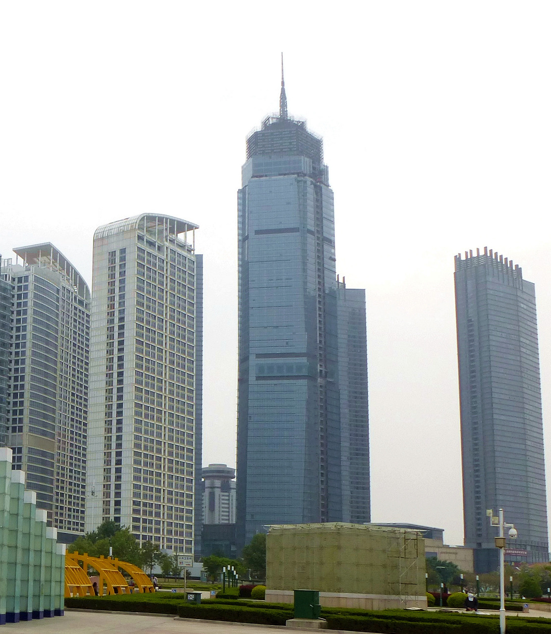 【烟台第一高楼:世贸海湾1号】这座大楼总高度323米,地面以上60层