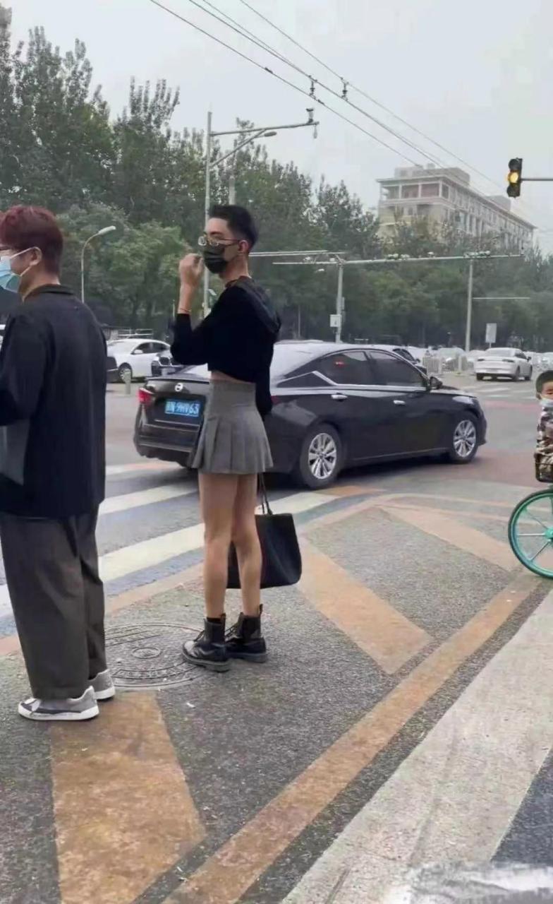 现在为什么总有些男的喜欢穿女装呢