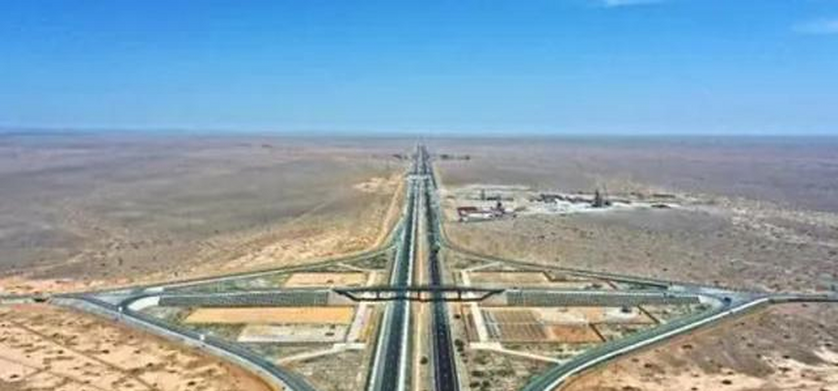 阿乌高速公路是新疆的第1条沙漠高速公路,同时是我国第1条沙漠探险