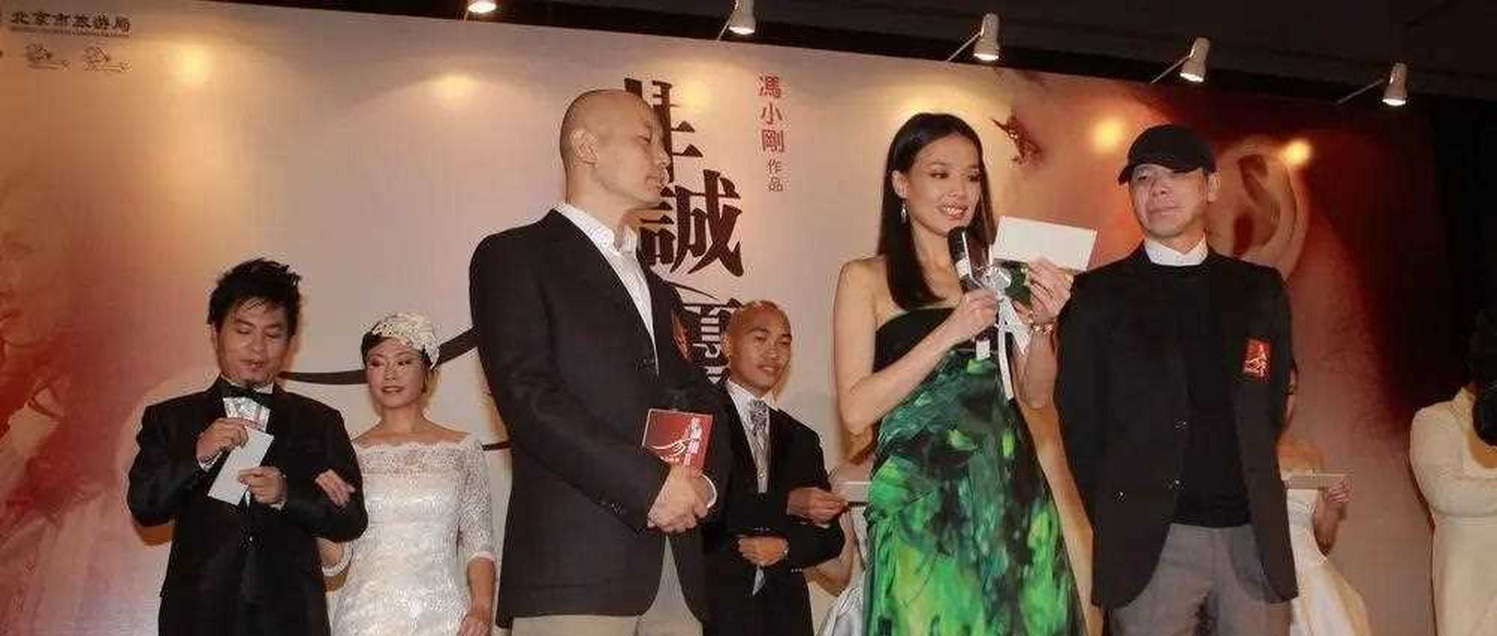 年,冯小刚的《非诚勿扰》开拍,在剧组,舒淇靠在葛优的肩膀上,深情地说