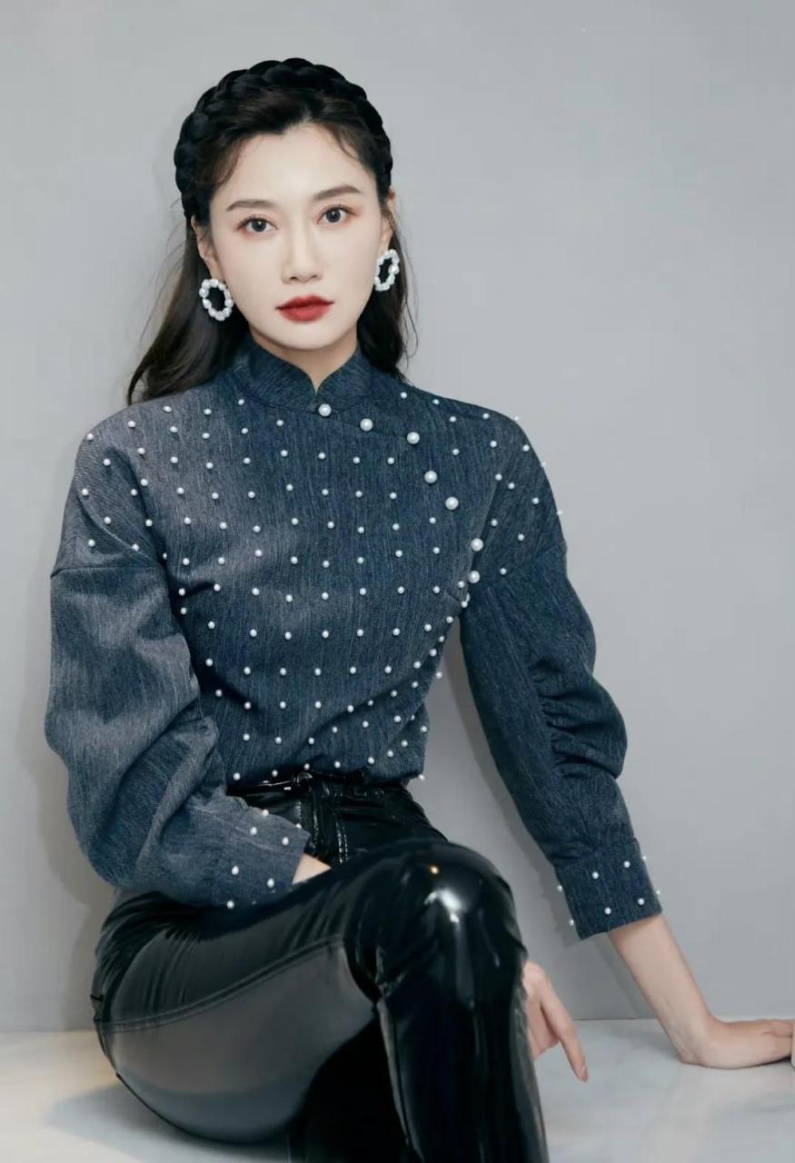 领动计划# 李斯羽这条皮裤把她的大长腿衬托的一览无遗!