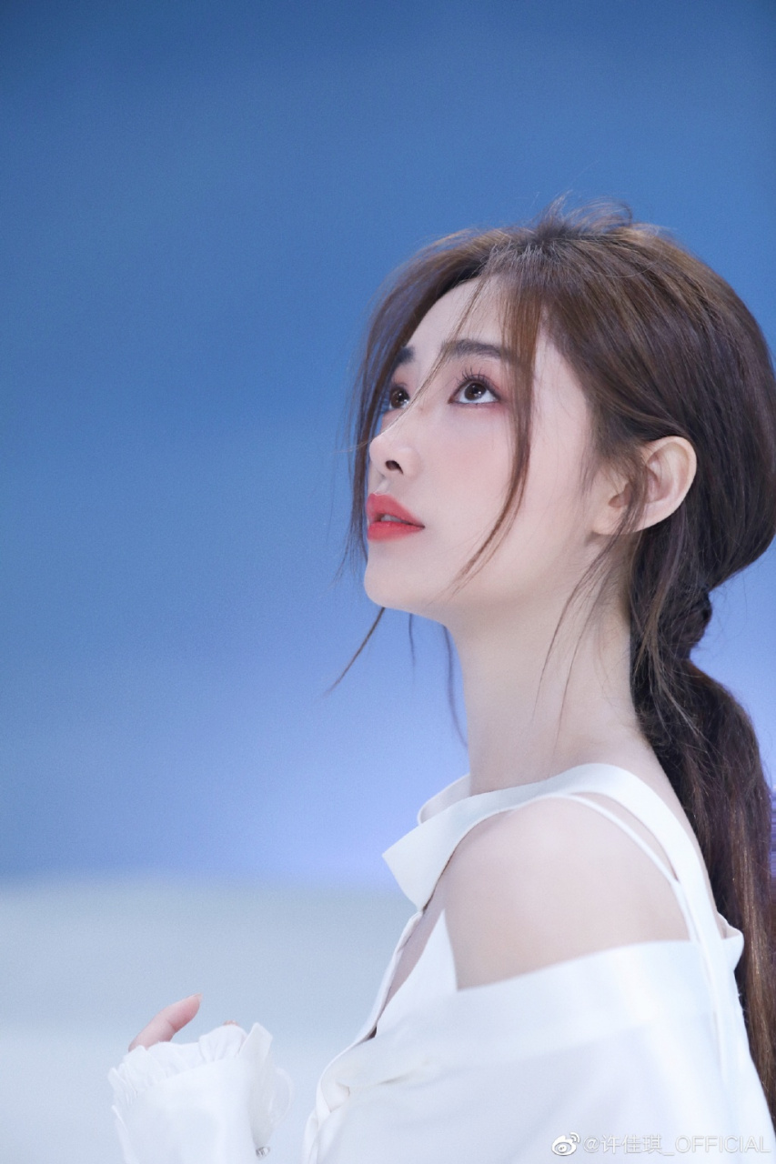 许佳琪库存照掉落,穿一身碎花裙外搭蓝色针织衫,齐肩短发,奶白色