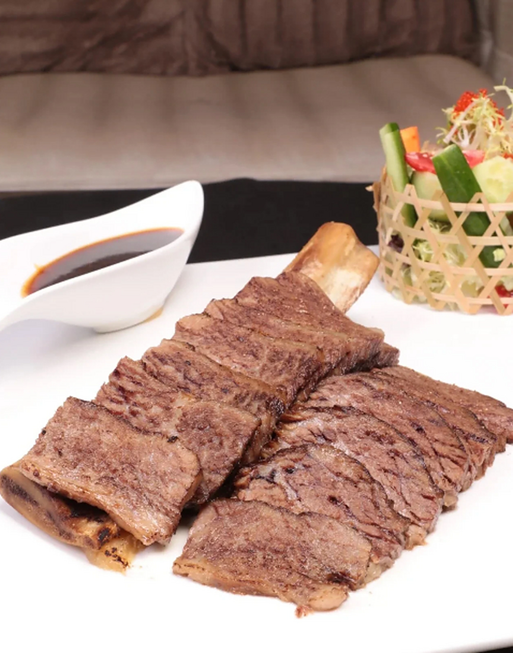 黑椒汁烤牛肋骨 牛肋骨加蔬菜料腌制3小时,祛腥入味的同时,也吸收了