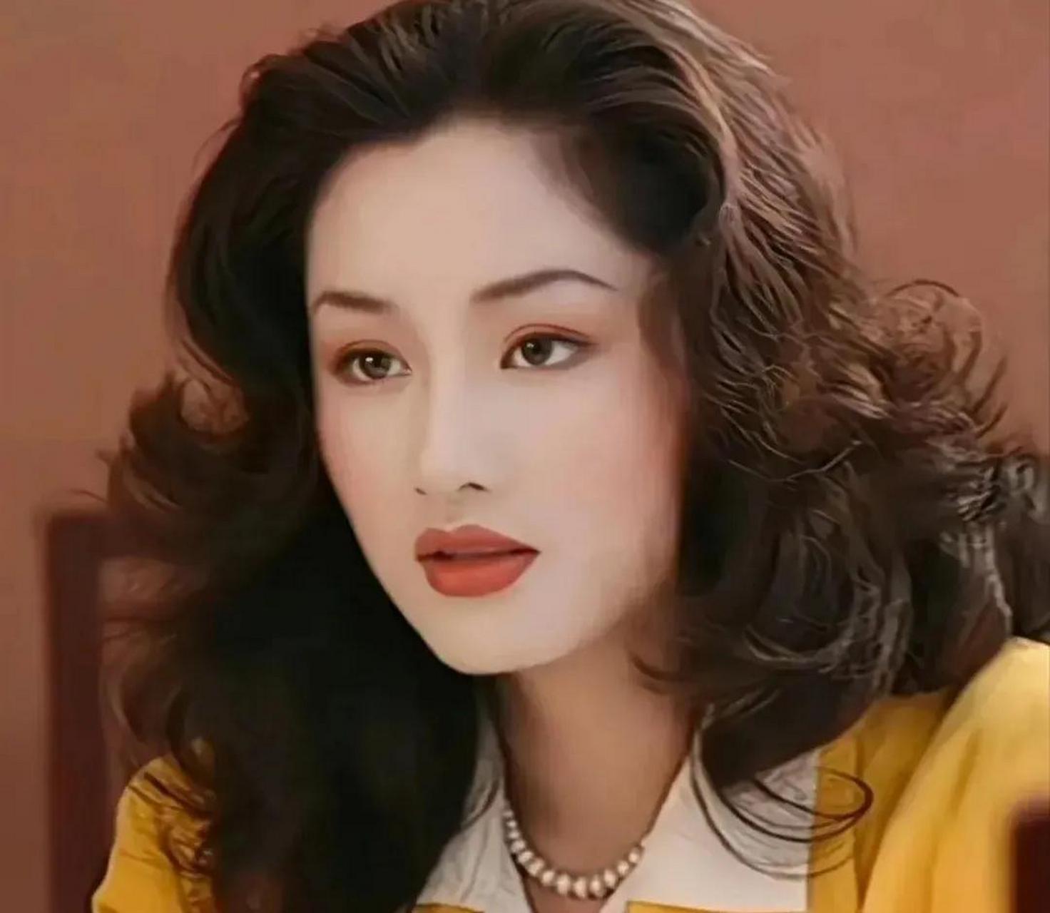 瞿颖年轻的时候,拥有着魔鬼般的身材和天使般的面孔,令人羡慕.