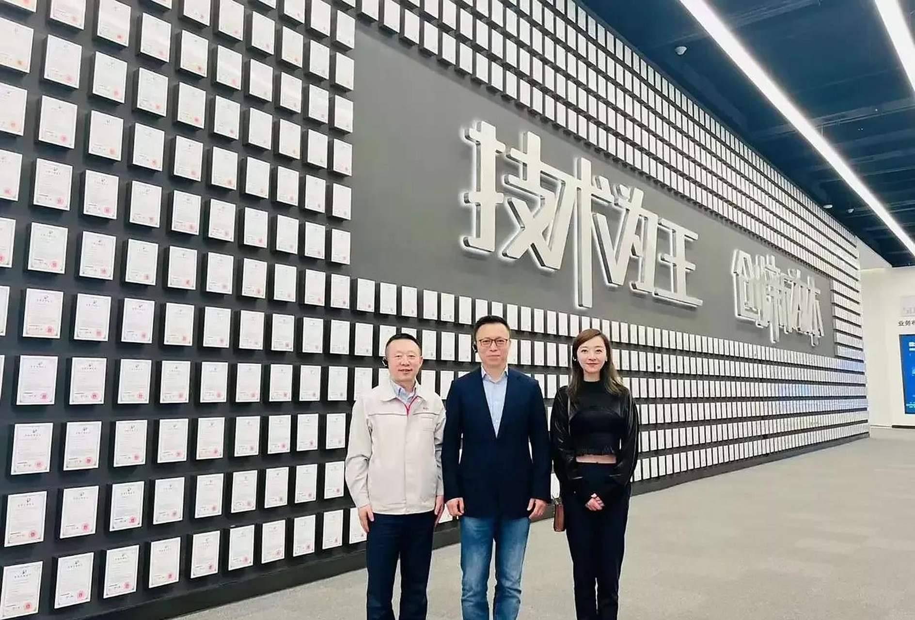 美女主持人吴婷参观比亚迪,王传福亲自接待!