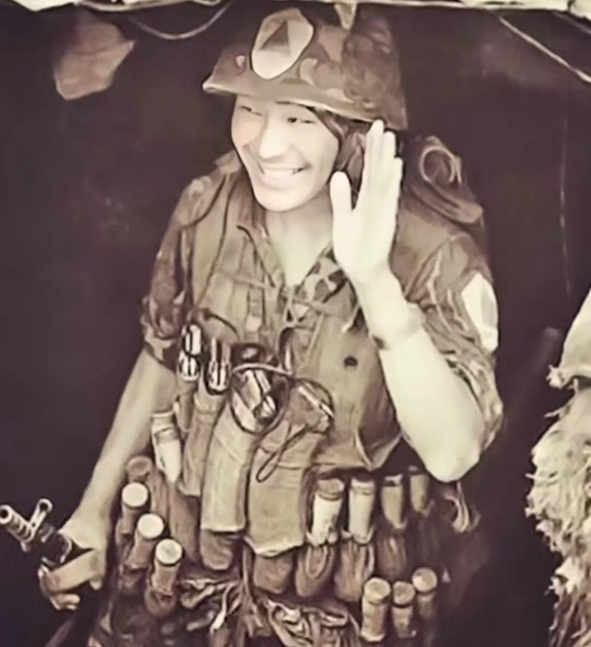 这是一张英雄罗卜基在对越自卫反击战期间"蓝剑-b行动"出发前的照片.