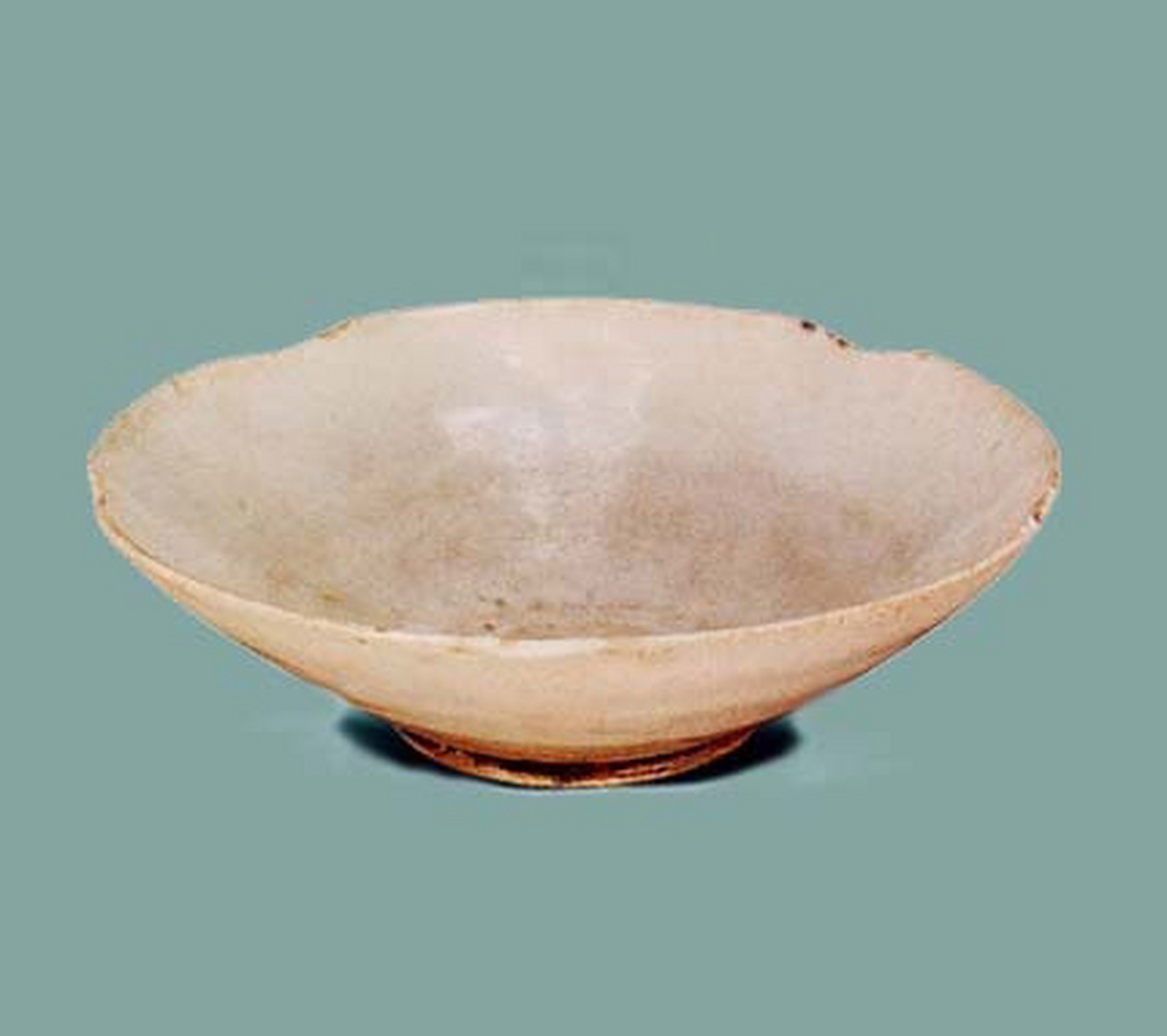 图一:隋 寿州窑青瓷龙柄壶 图二:唐 青瓷鸟埙 图三:唐 三彩三环足盘