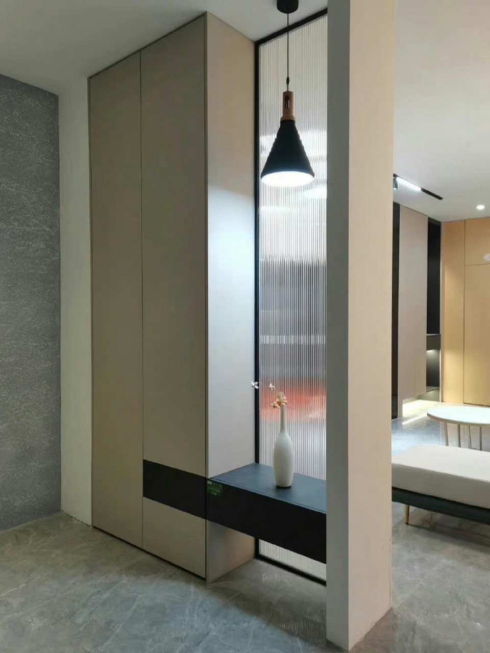 入户玄关这样拼接长虹玻璃做隔断,造型看上去美了,采光也好了!