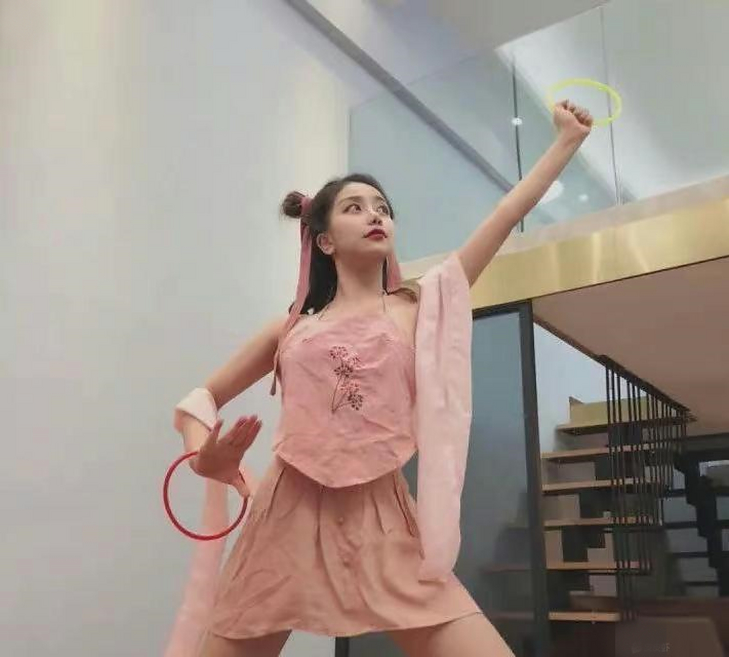 小姨子cos哪吒,说要抽我的龙筋.[大哈]