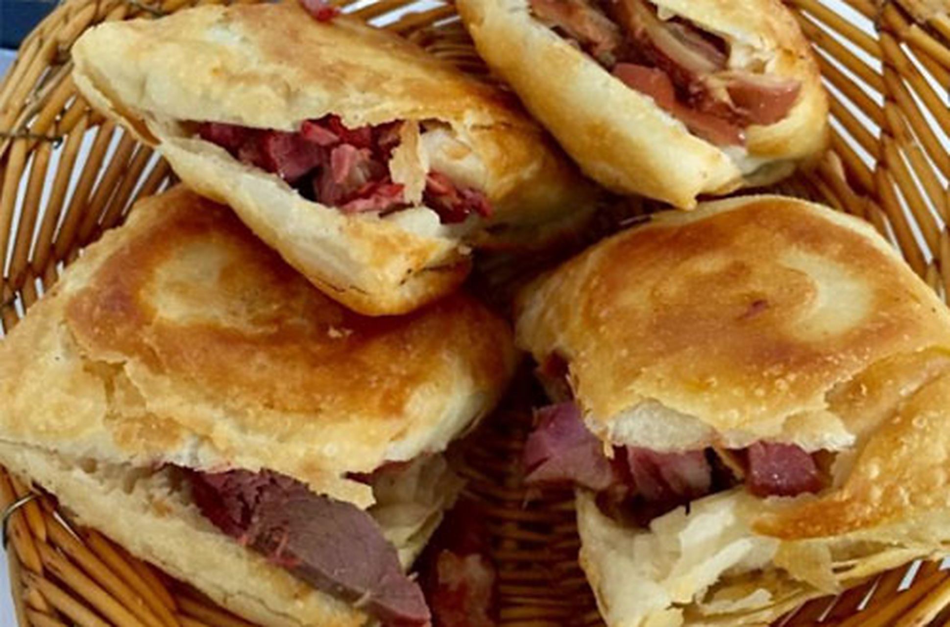 4月放肆吃#郝家火烧:郝家火烧距今已经快有一百年的历史,制作很精细