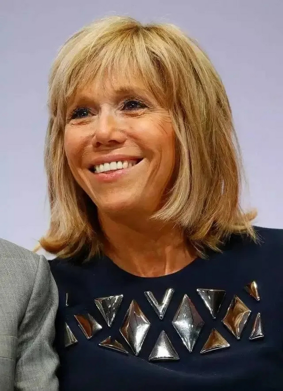 17岁的马克龙一眼认准自己的意中人,一等就是12年,值得赞美.