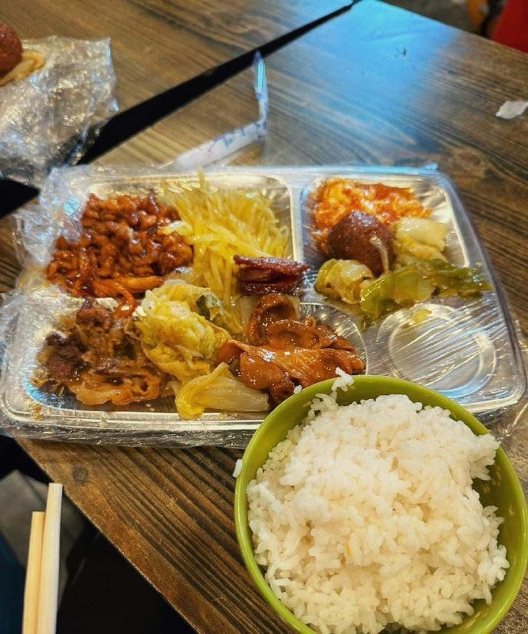 给大家看一眼12块钱的东北盒饭.