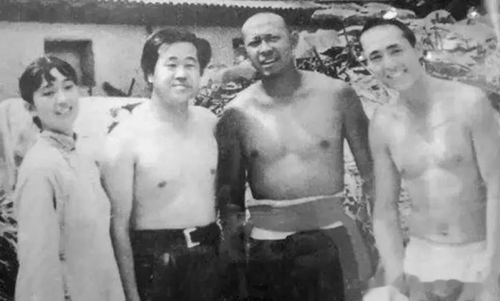 照片上分别是莫言,巩俐,张艺谋……1986年第3期的《人民文学》杂志