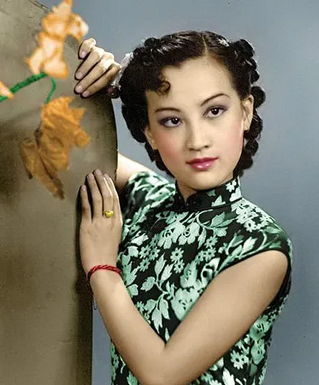 "  1931年,周璇被选入明月歌舞团,由于唱功出色,获得了"金嗓子"的称号