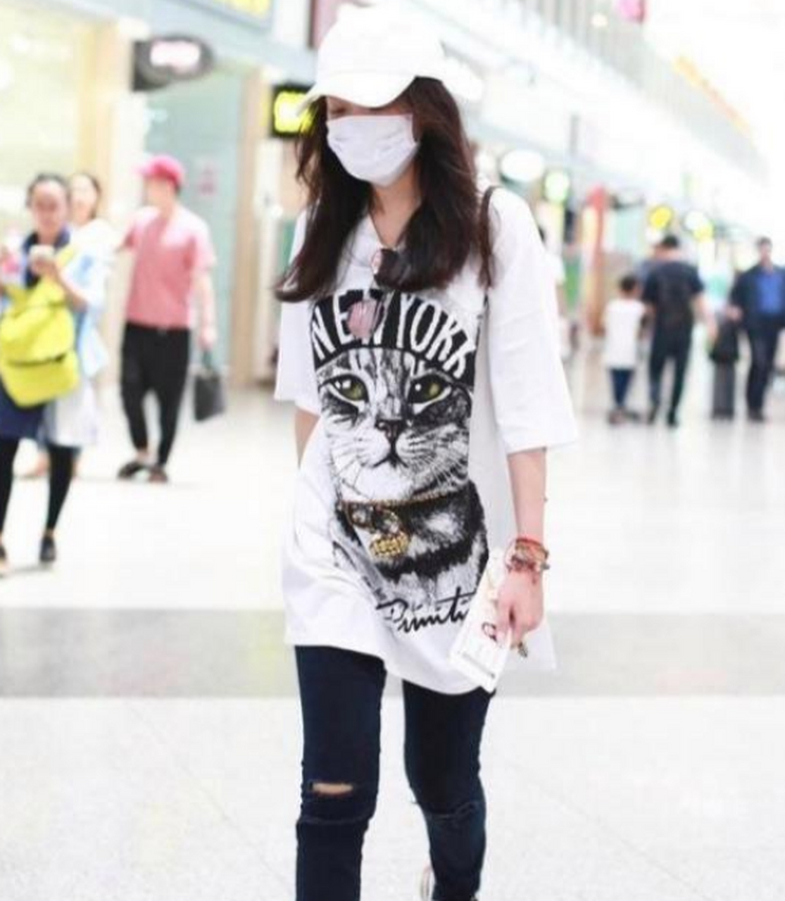 舒淇白色t恤衫搭配牛仔裤,非常清新时髦,显高显瘦.