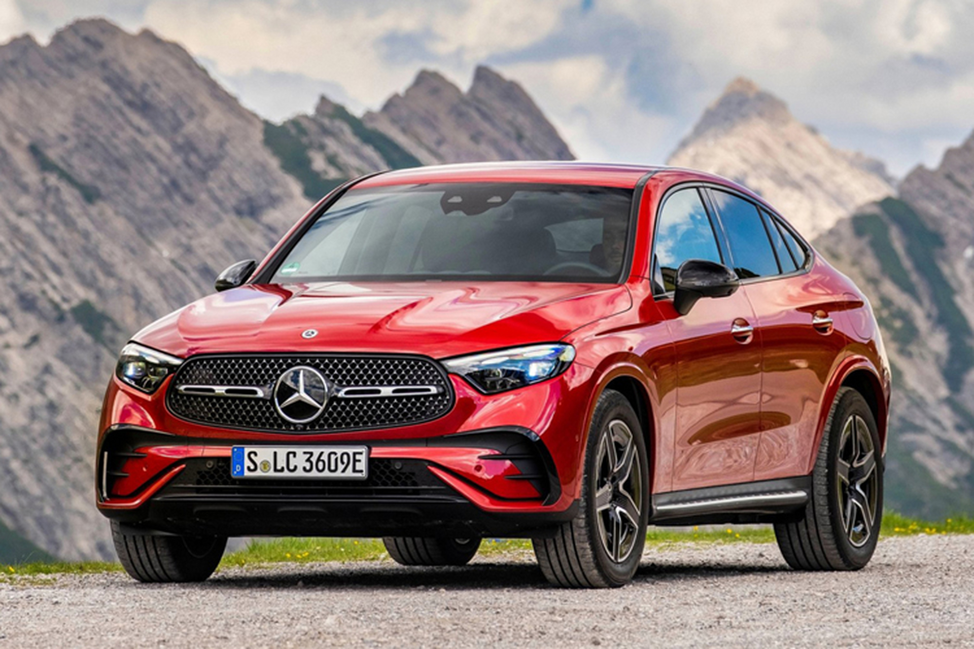 全新奔驰glc轿跑插电混动版官图发布,内饰使用了12.