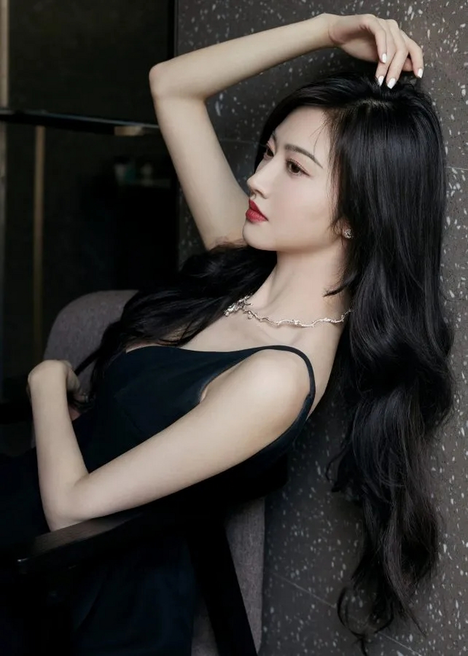 景甜穿黑色吊带裙拍写真身材曼妙,不穿鞋露出魅力玉足.