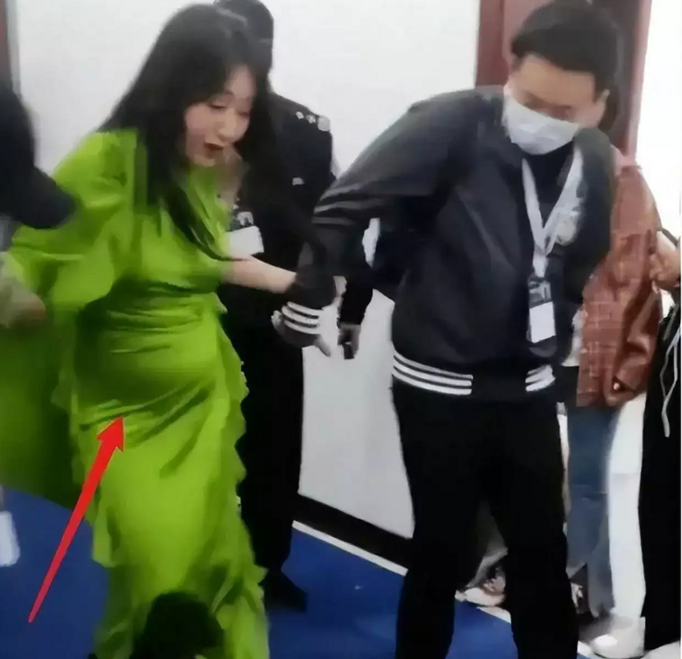 说起来,这也不怨网友们的好奇心太大,只因杨钰莹怀孕一事"太过于奇葩