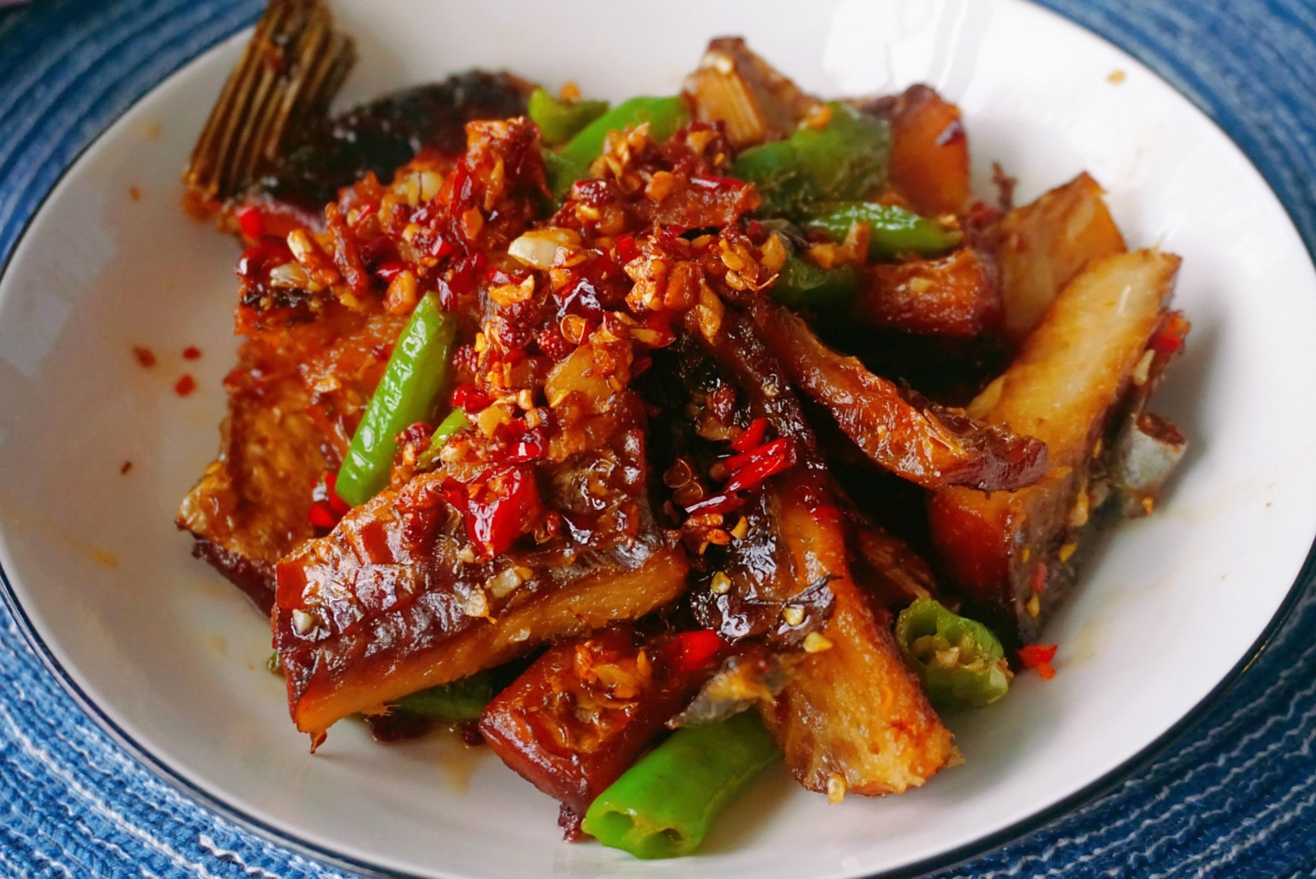 干锅腊鱼 烟熏后的腊鱼非常香 干锅腊鱼的用料 腊鱼:500克 花椒粒:5克