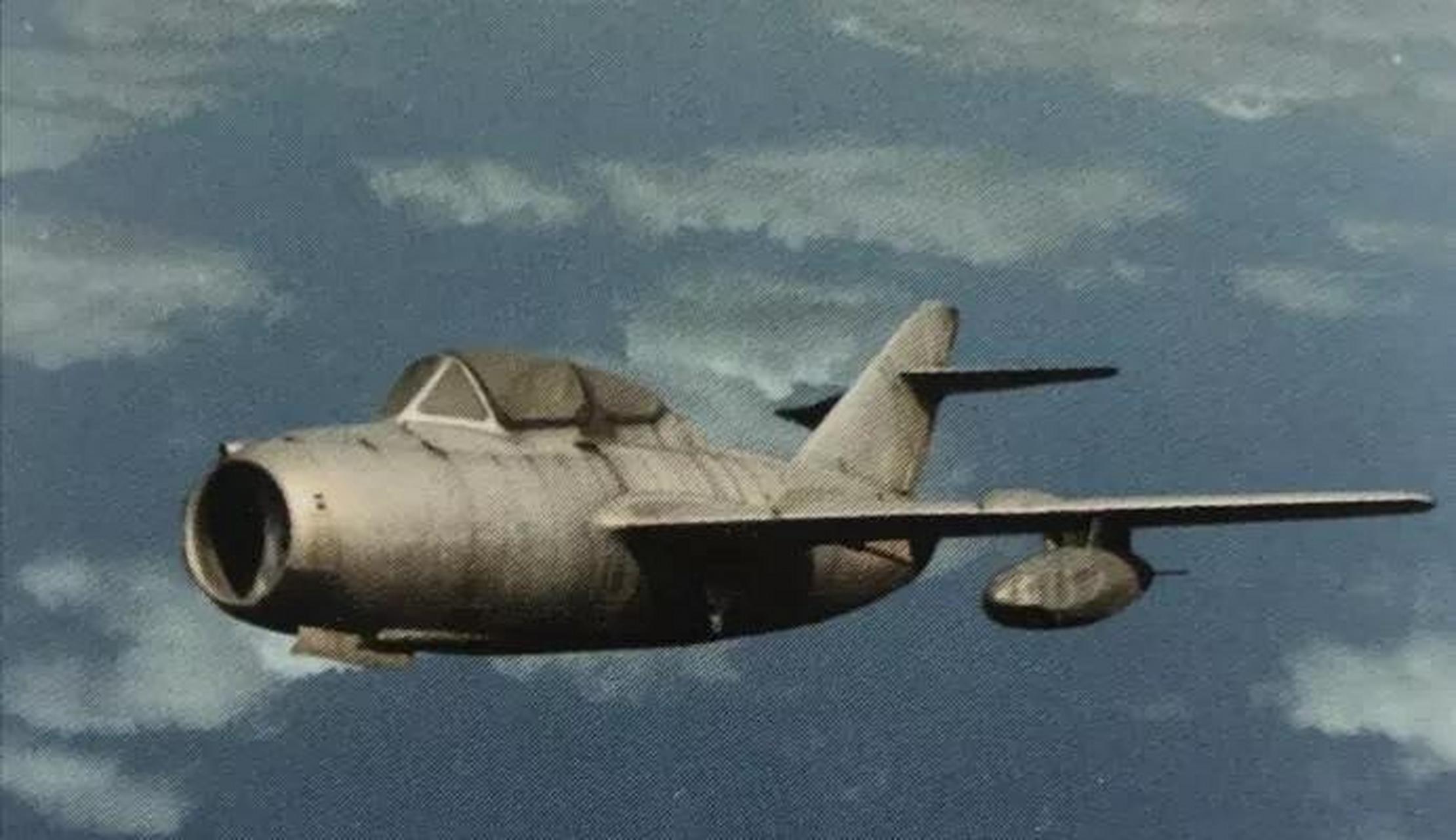 1972年9月,海军航空兵驻海南加来机场一架教练机正在进行飞行员复飞