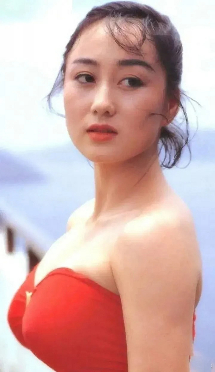 年轻时候的利智,不但长得漂亮,而且身材也是非常的性感,甚至还被称为