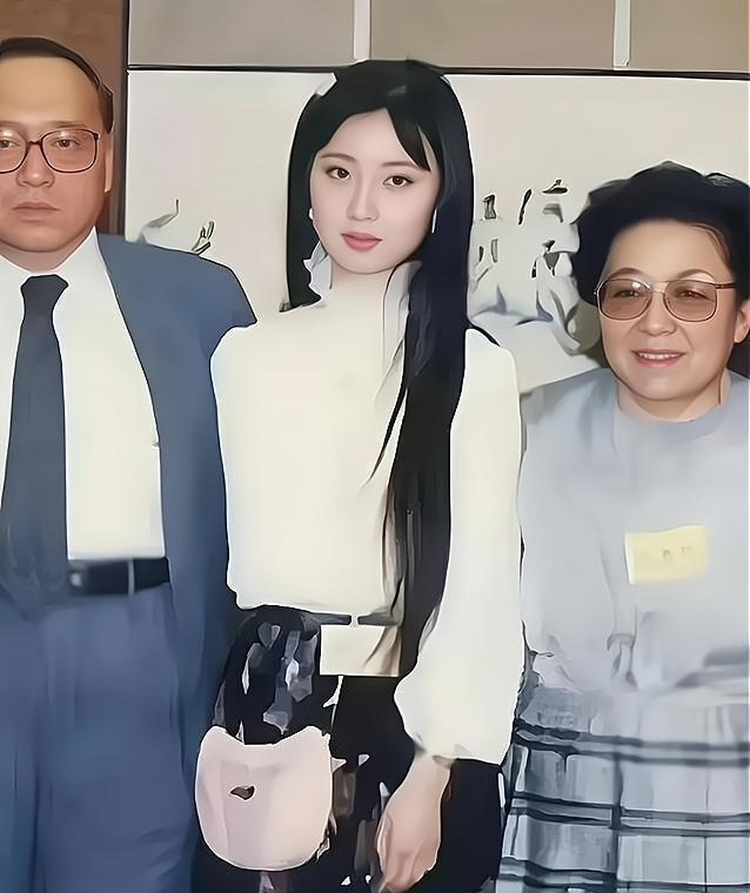 80年代,林黛玉饰演的陈晓旭身穿白色上衣,下身是碎花裙,腰间系着流行