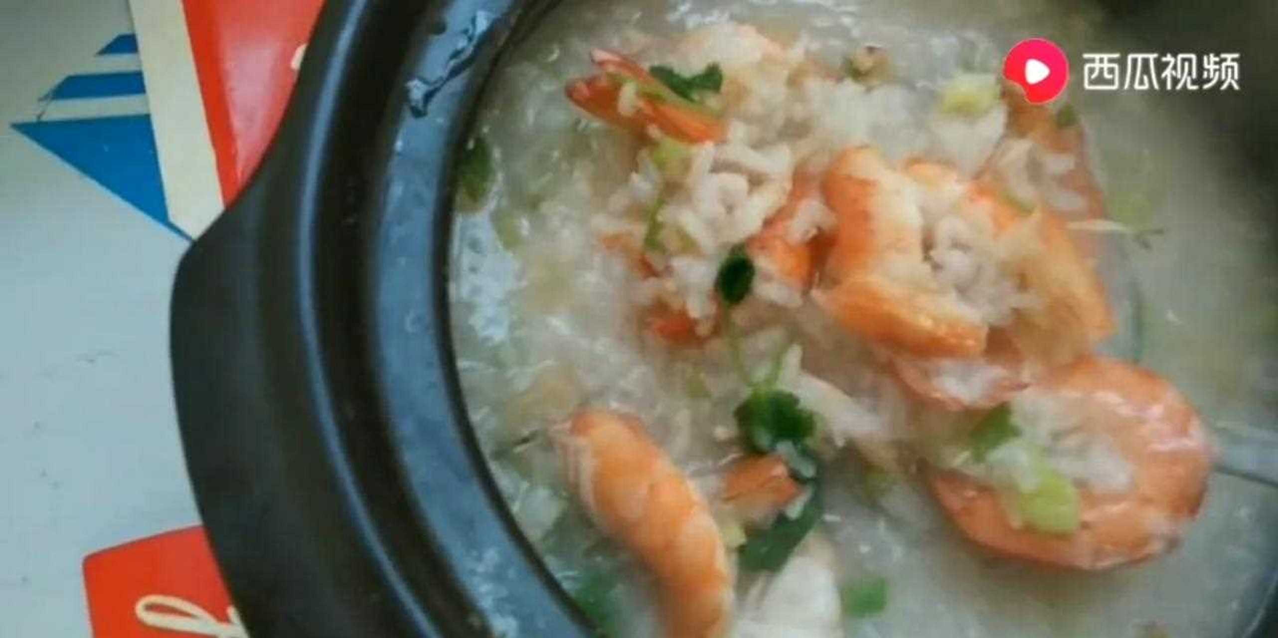 今天分享一道鱿鱼虾粥的做法: 干鱿鱼,洗净切条备用.