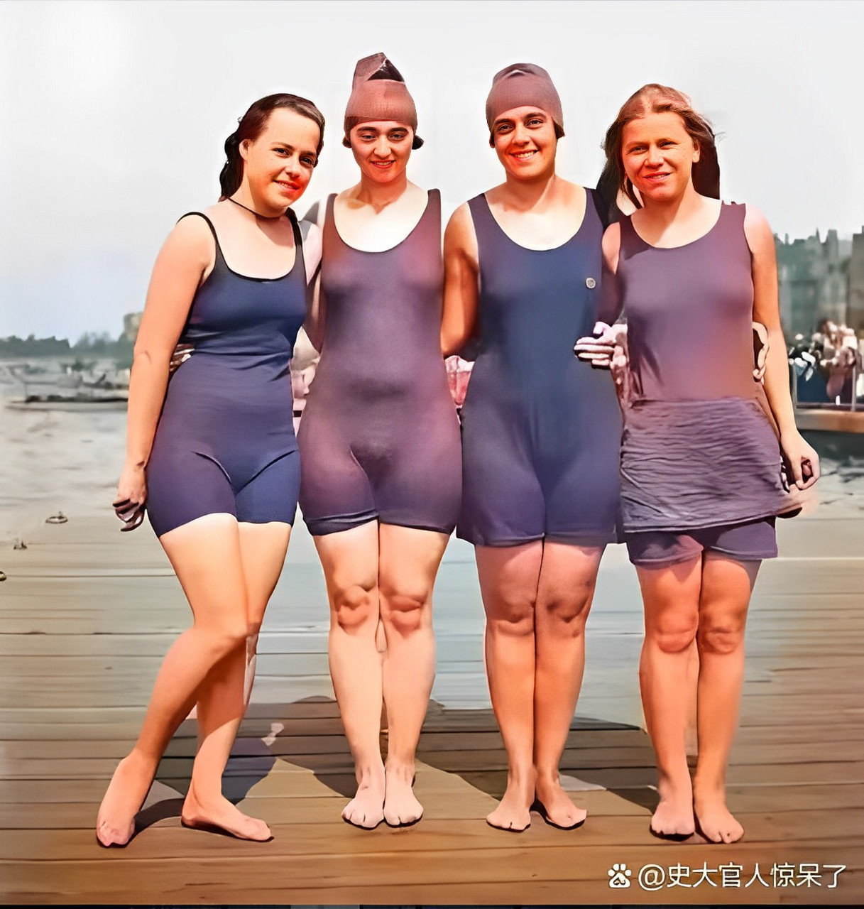 1920年代,美国4个年轻的女孩穿着泳装的一张合照.