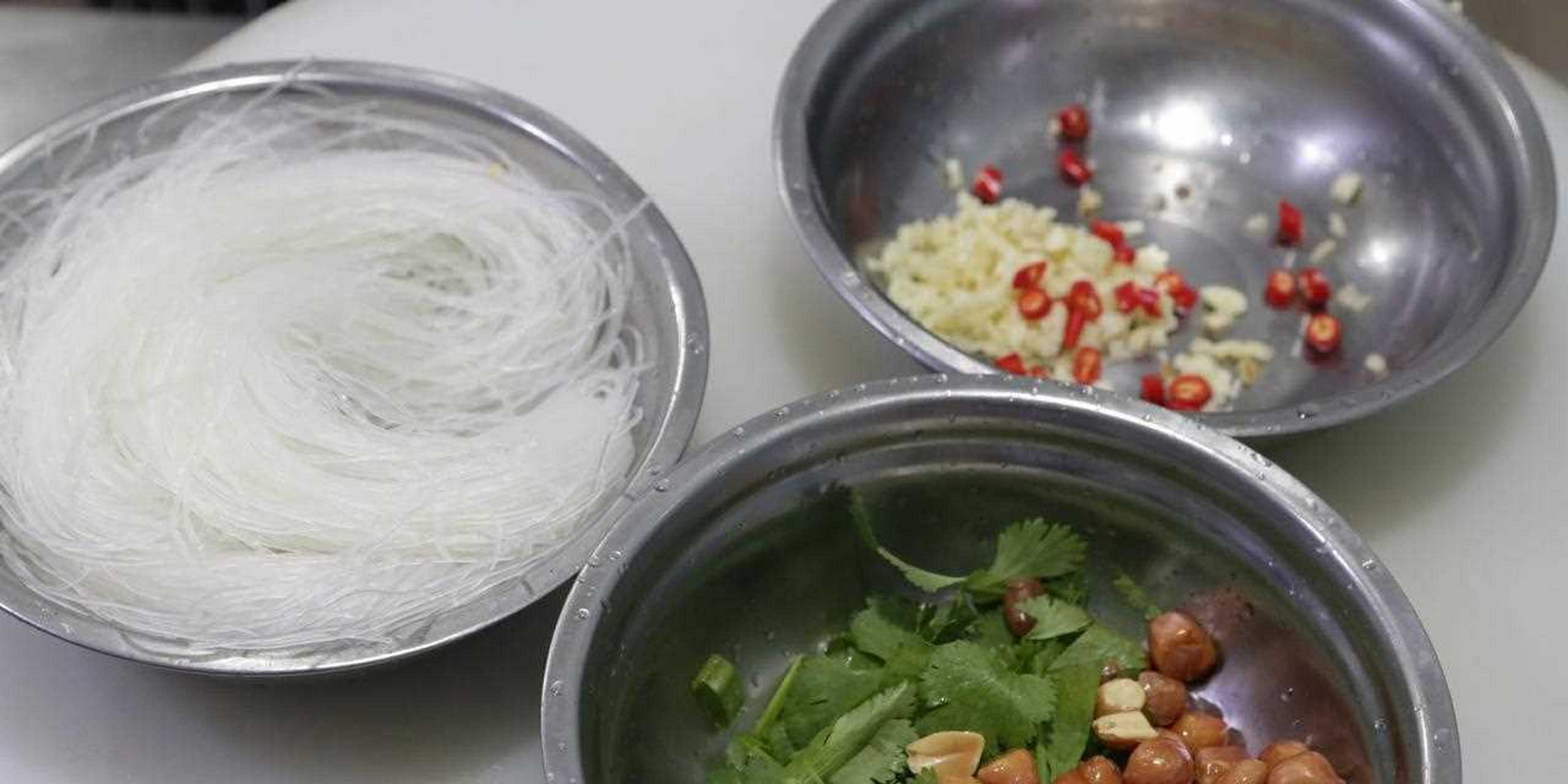 酸辣粉丝汤(酸辣粉丝汤的家常做法视频)
