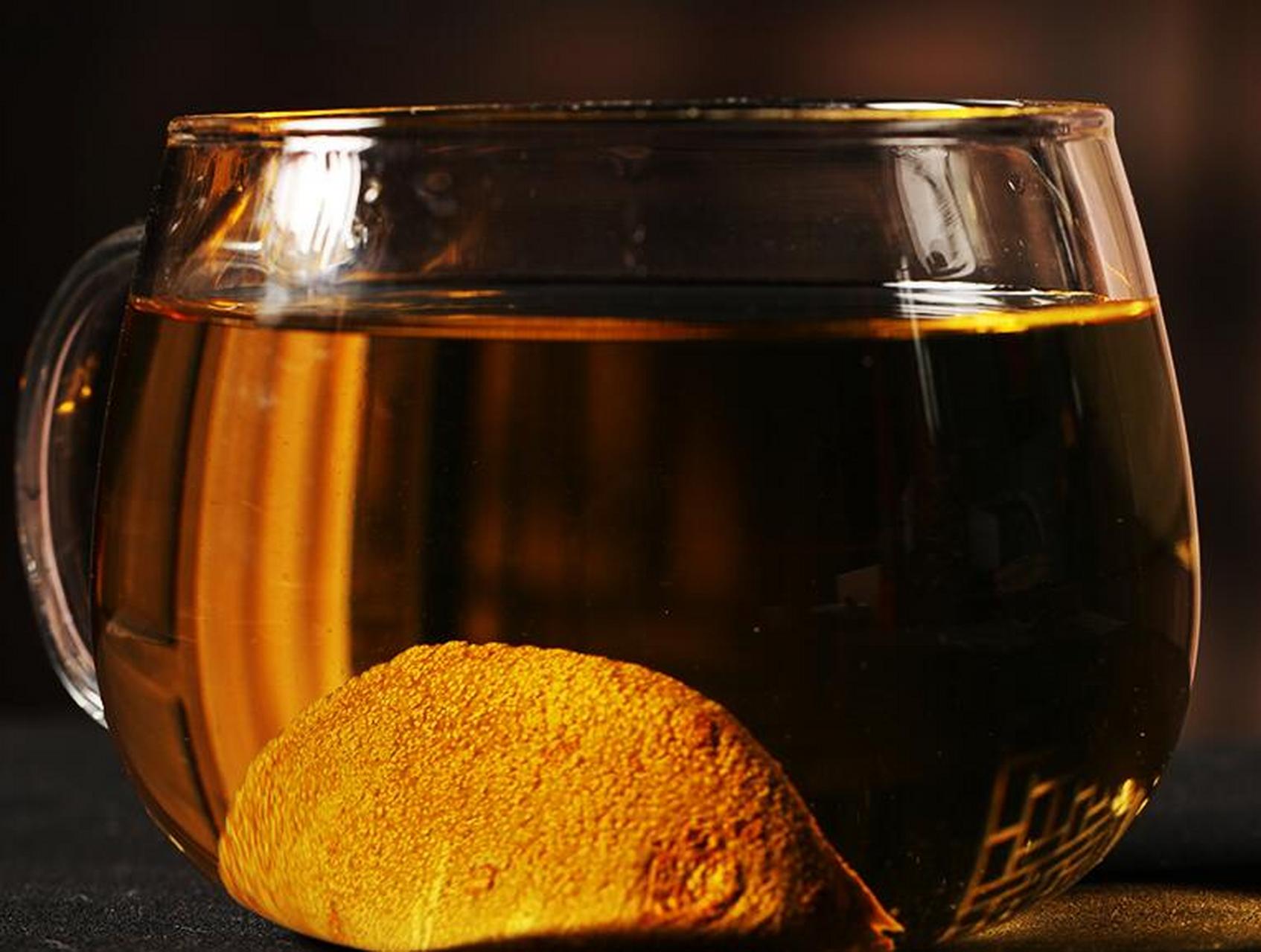 夏秋之际大家可以喝点化州橘红对嗓子比较好,尤其是平常抽烟喝酒应酬