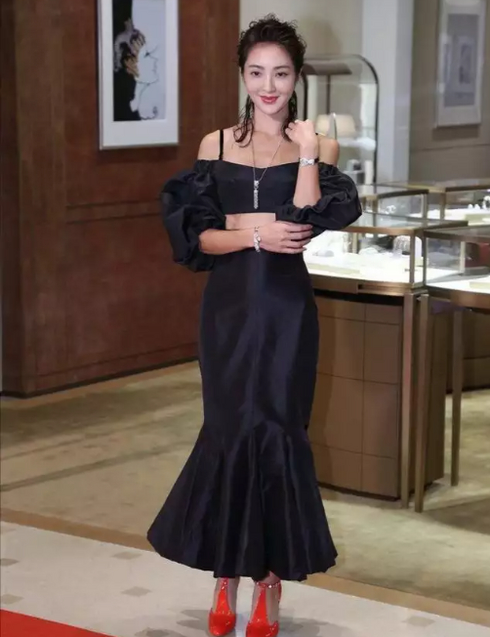 曹格老婆168身材太惊艳,穿露脐吊带配鱼尾裙,这身材哪像两娃妈