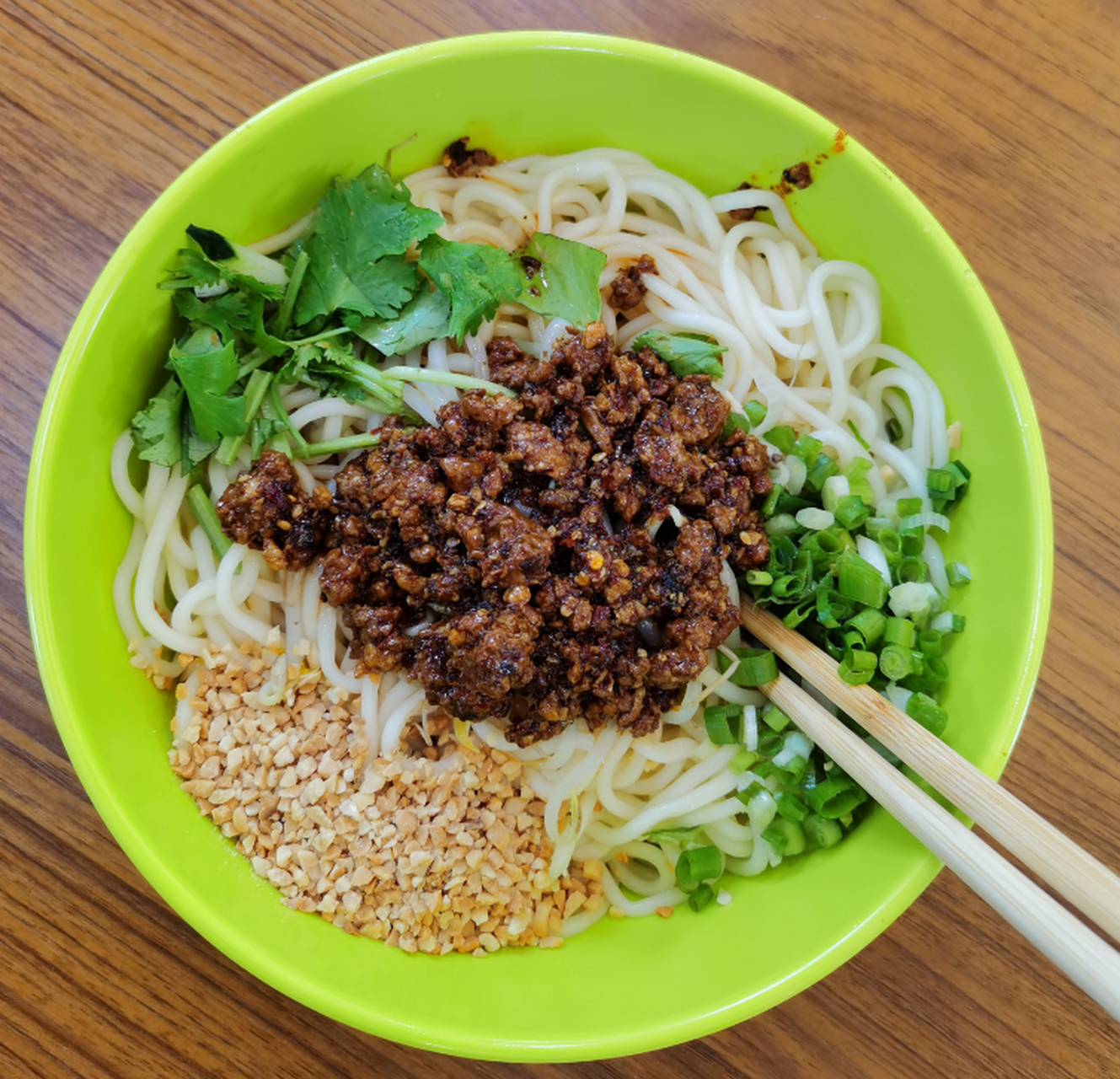 四川这个勾魂面听起来很吓人,但是闻起来香,吃到嘴里更香,让很多人吃