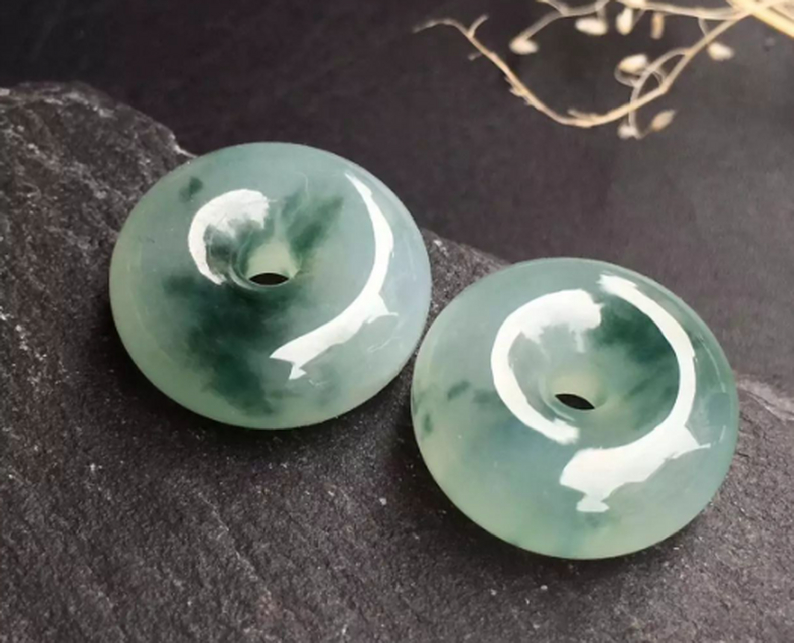 八三玉是翡翠吗?