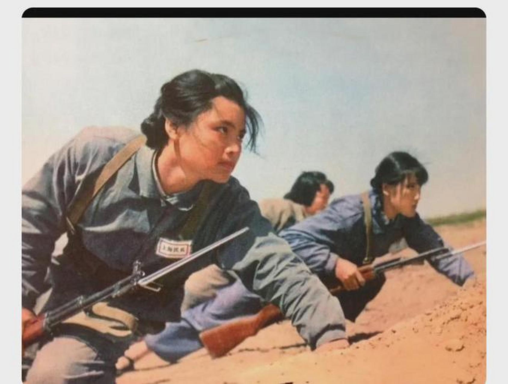 上海宝山某钢铁厂里,几名身穿军装的女民兵正在进行激烈的作战训练