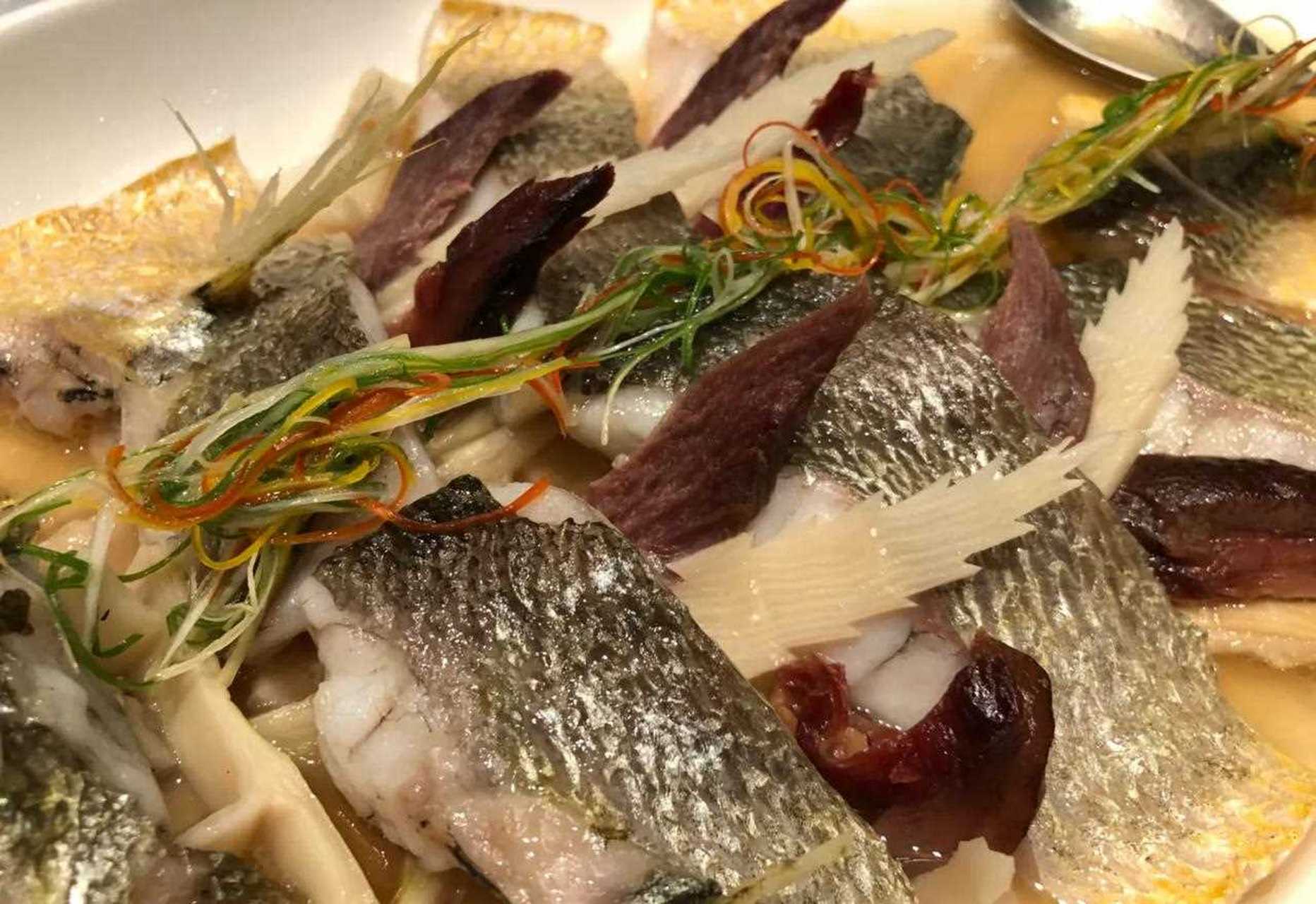 这道菜叫沉鱼落雁,大黄鱼配上熏鸭肉,好吃