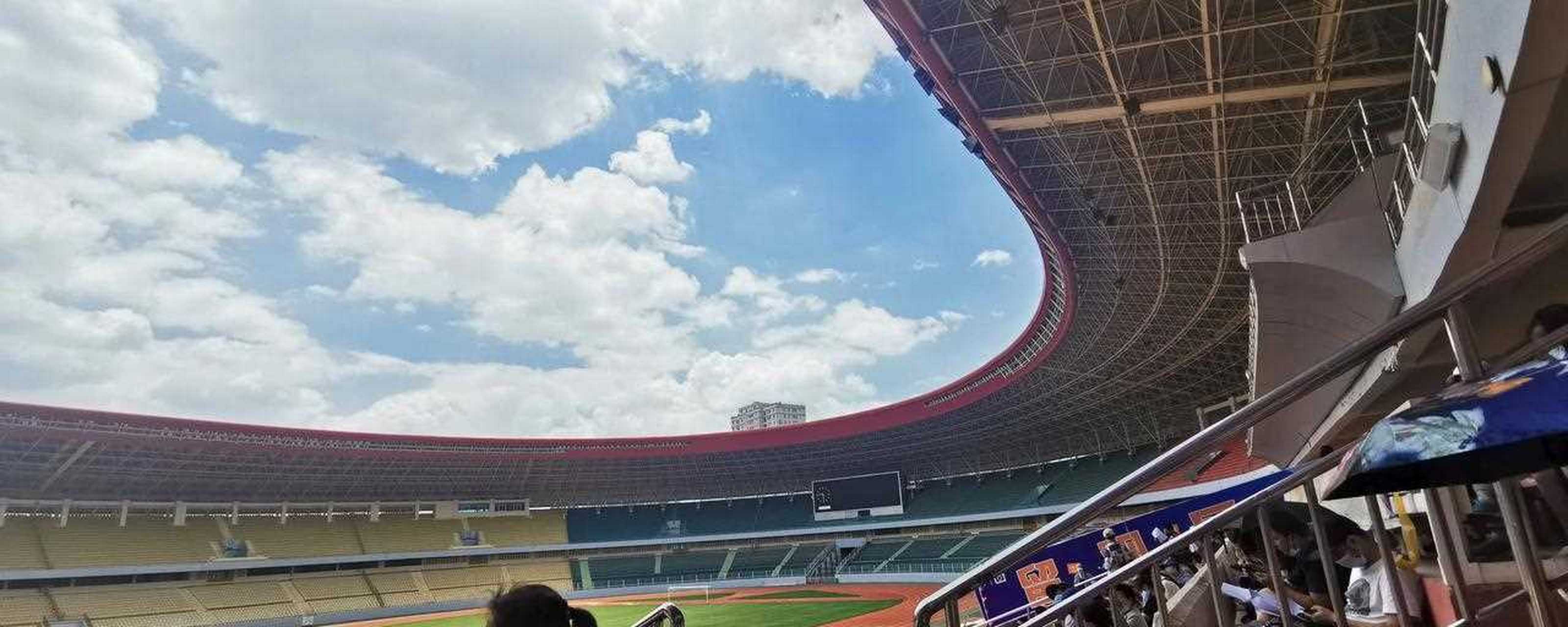 昆明拓东体育馆为什么来了那么多人,有什么重大比赛吗?