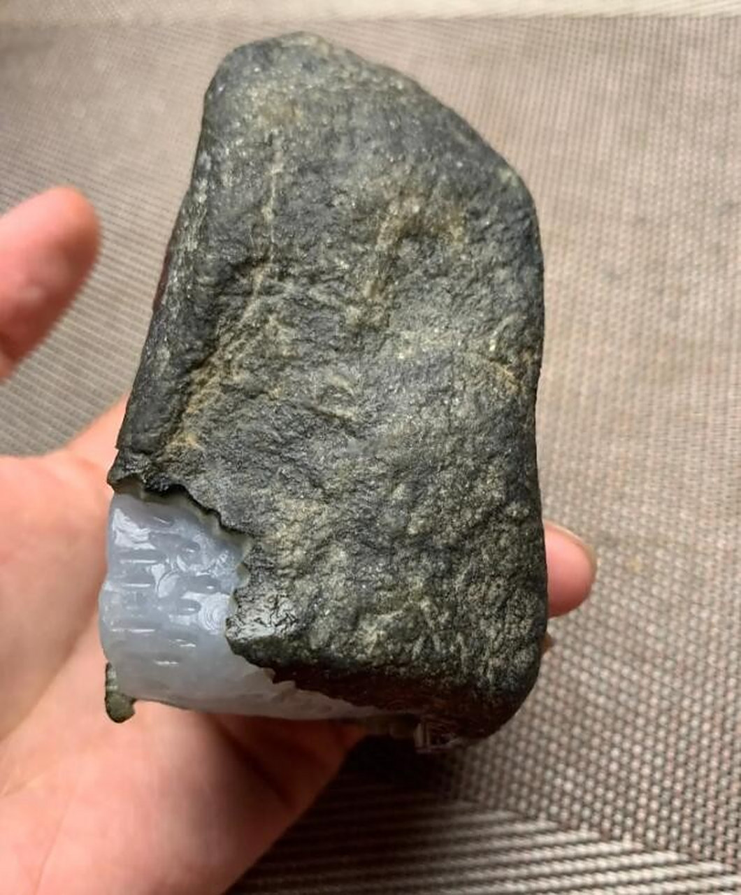 翡翠原石##点击头像看直播# 600克,老坑大象皮莫西沙,皮壳非常老辣脱