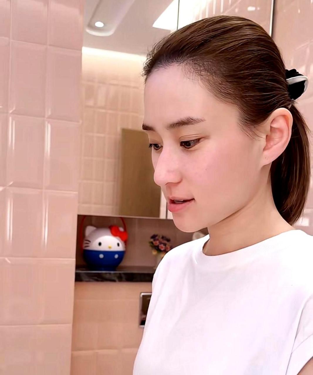 何超莲大方分享产品,素颜状态皮肤挺不错的!